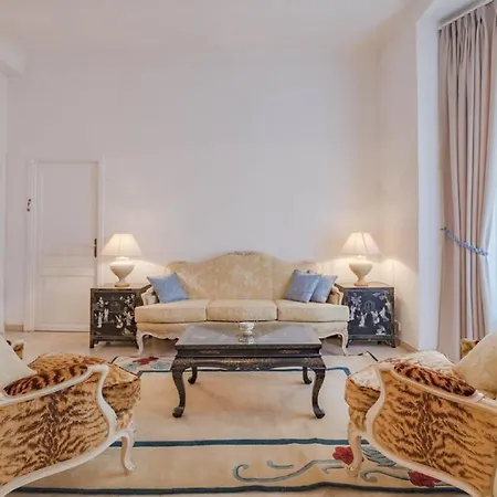 There Are Lots Of Charming Cafes, Bars, Shops And Parks Nearby Appartamento Parigi