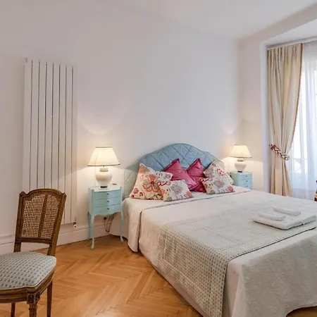There Are Lots Of Charming Cafes, Bars, Shops And Parks Nearby * Parigi