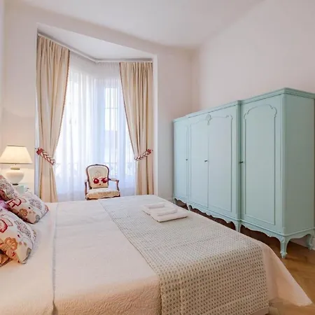 There Are Lots Of Charming Cafes, Bars, Shops And Parks Nearby * Paris