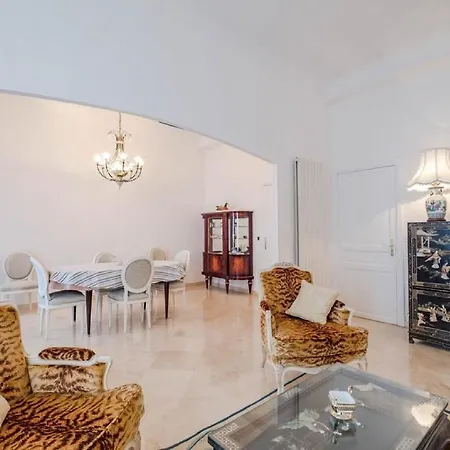 Apartment There Are Lots Of Charming Cafes, Bars, Shops And Parks Nearby *
