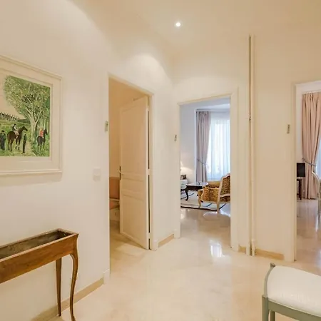 There Are Lots Of Charming Cafes, Bars, Shops And Parks Nearby Apartment Paris