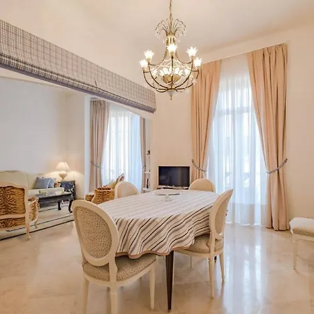 Apartment There Are Lots Of Charming Cafes, Bars, Shops And Parks Nearby
